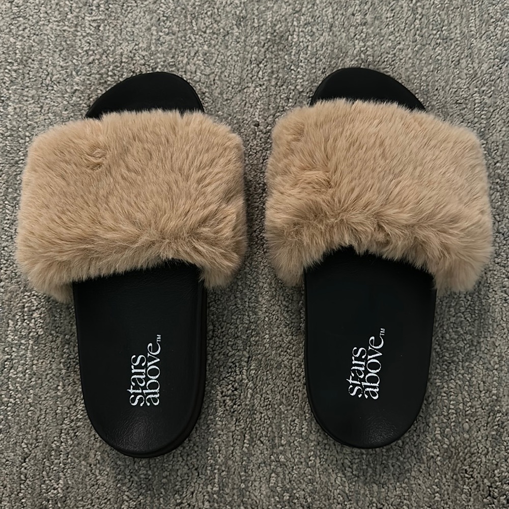 Stars Above slippers. Size M 7/8 in great condition